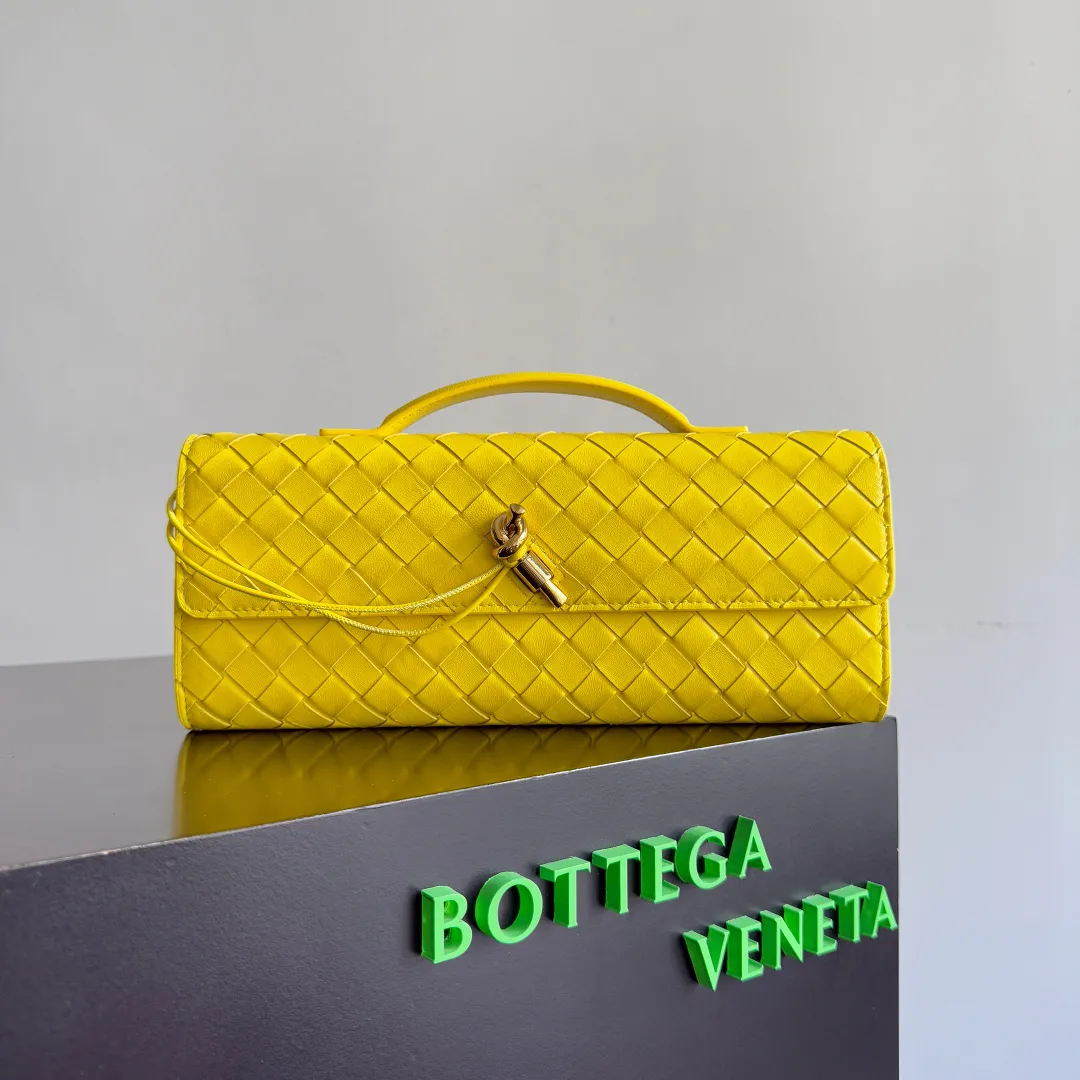 The batch of 1680 BV Andiamo evening handbags has been heavily planted again~ The designer aesthetics in the era of economic downturn are back. I fall in love with it at first sight and can't put it down. It's so beautiful and full of aura. The shape and texture are very competitive. It's light in weight and has sufficient capacity. It's a must-have for fashionistas. It's suitable for many occasions, minimalist, high-end and light luxury. Model No.: 741511 Size: 31*13*3cm